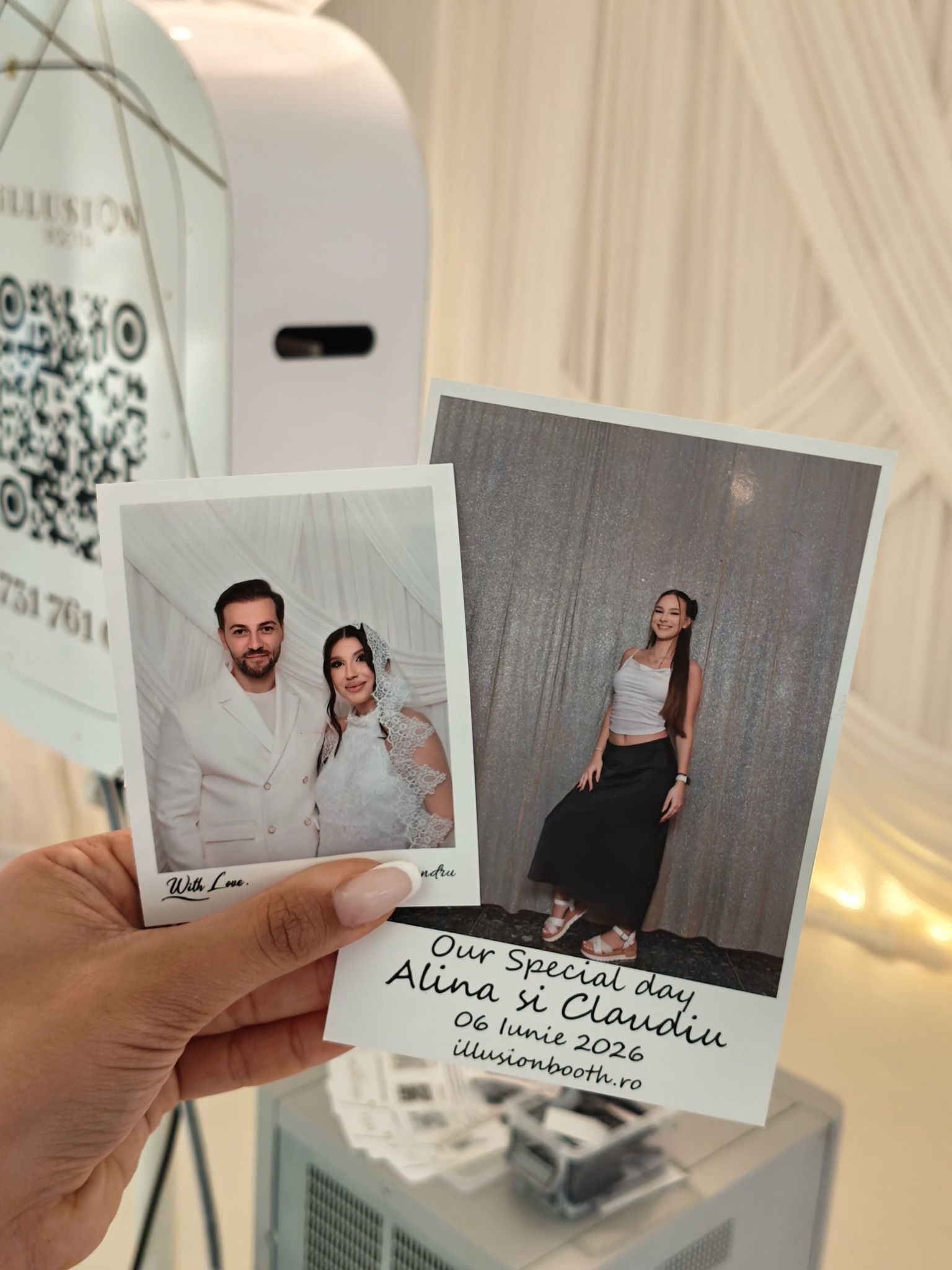 Invitați fotografiindu-se la cabină