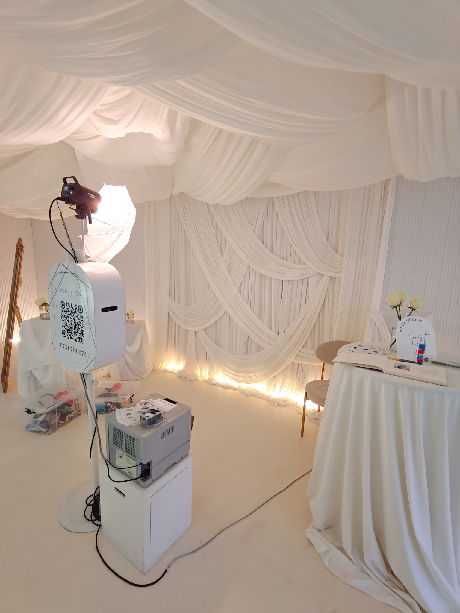 Cabina Polaroid integrată într-un decor de botez